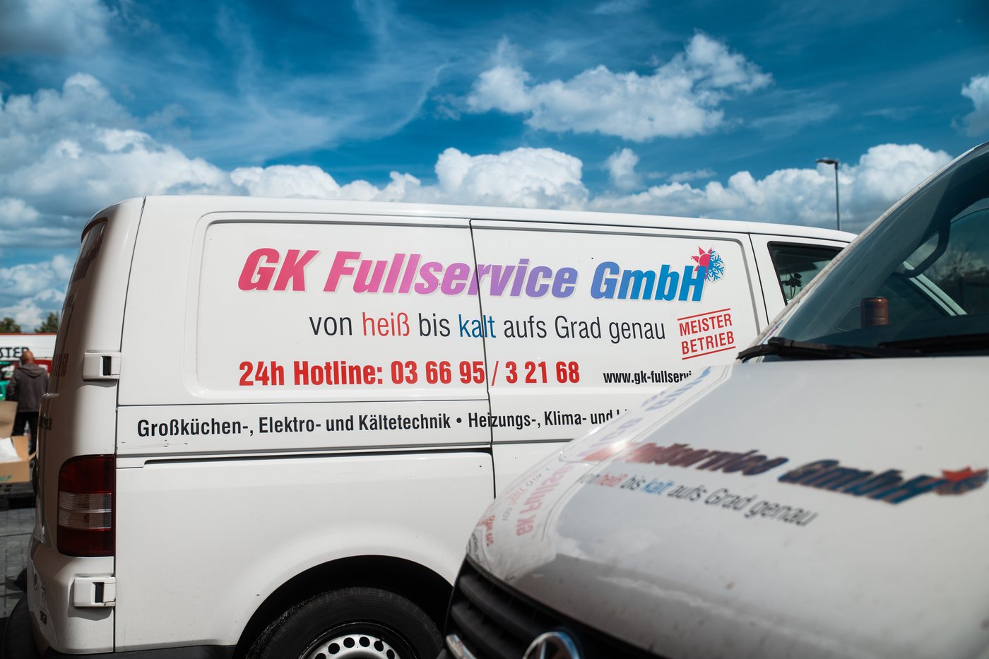 Servicefahrzeug der GK Fullservice GmbH mit 24-Stunden-Hotline
