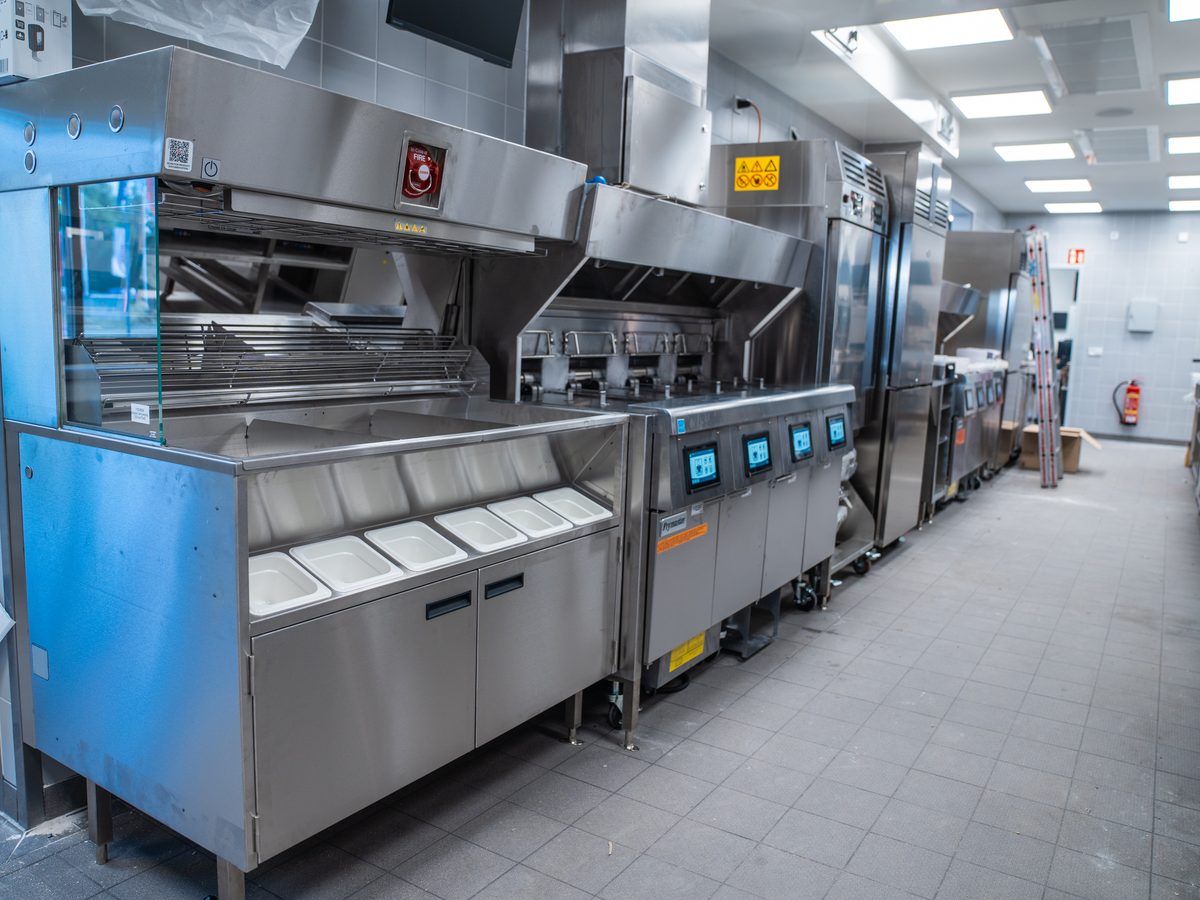 Komplett ausgestattete Großküche mit Grill- und Fritteusentechnik