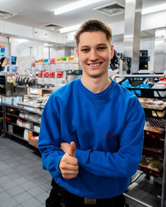 Junger Servicetechniker der GK Fullservice in der Ersatzteilausgabe