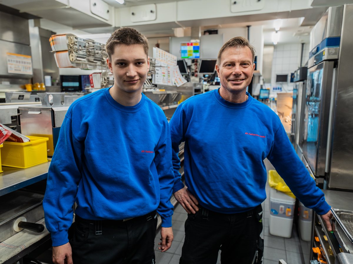 Zwei Servicetechniker der GK Fullservice in einer Filialküche